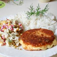 Smażony ser z wiosenną surówką i ryżem