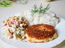 Fot. Monica W&O, Smażony ser z wiosenną surówką i ryżem