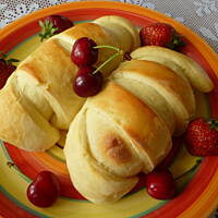 Drożdżówki z serem, truskawkami i czereśniami