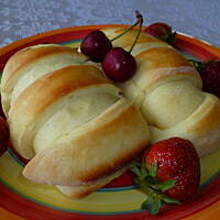 Drożdżówki z serem, truskawkami i czereśniami