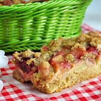 Pełnoziarniste ciasto z rabarbarem i orzechami