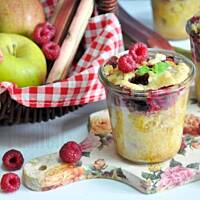 Owocowe ciasto w słoiczku