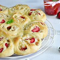 Odrywane drożdżówki z rabarbarem i truskawkami