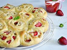 Fot. MIENTA, Odrywane drożdżówki z rabarbarem i truskawkami