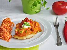 Fot. MIENTA, Placki ziemniaczane z kurczakiem w sosie pomidorowo-paprykowym