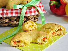 Fot. MIENTA, Oponki z kurczakiem, serem i warzywami