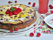 Fot. MIENTA, Serowo-śmietankowe ciasto z malinami i rabarbarem