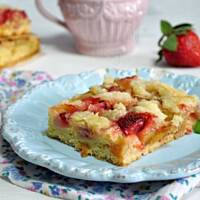 Ciasto z rabarbarem i truskawkami i kruszonką