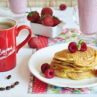 Pancakes serowo-truskawkowe z malinami