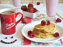 Fot. MIENTA, Pancakes serowo-truskawkowe z malinami