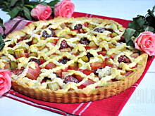 Fot. MIENTA, Tarta z rabarbarem