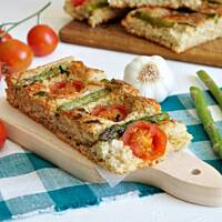 Focaccia ze szparagami i pomidorkami