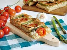 Fot. MIENTA, Focaccia ze szparagami i pomidorkami