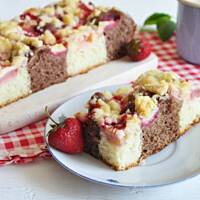 Drożdżowa szachownica z owocami i kruszonką