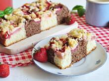 Fot. MIENTA, Drożdżowa szachownica z owocami i kruszonką