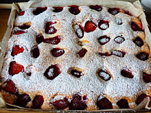 Fot. Mama - Różyczki, Błyskawiczne ciasto z truskawkami