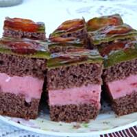 Ciasto z truskawkami i pianką jogurtową