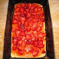 Kruche ciasto z kisielem, truskawkami i budyniem