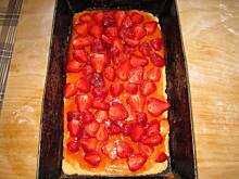 Fot. katarina21, Kruche ciasto z kisielem, truskawkami i budyniem