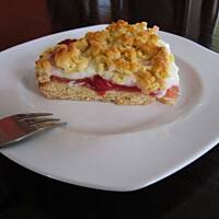 Kruche ciasto z kisielem, truskawkami i budyniem