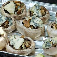 Pieczarki z grilla z serem pleśniowym