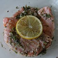 Łosoś koperkowo-cytrynowy w cieście francuskim