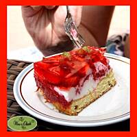 Torcik jogurtowy z musem truskawkowym