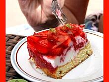 Fot. Monica W&O, Torcik jogurtowy z musem truskawkowym