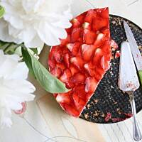 Torcik jogurtowy z musem truskawkowym