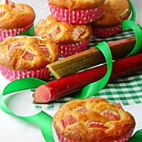 Różane babeczki z rabarbarem