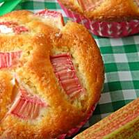 Różane babeczki z rabarbarem