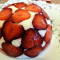 serowy kopiec z truskawkami