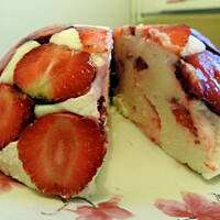 serowy kopiec z truskawkami