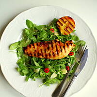 Grillowana pierś kurczaka w marynacie brzoskwiniowej