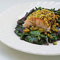 Łosoś pieczony w pistacjach z duszoną botwinką