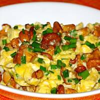 Jajecznica z kurkami i szczypiorkiem