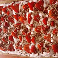 Bardzo prosty i efektowny biszkopt z truskawkami