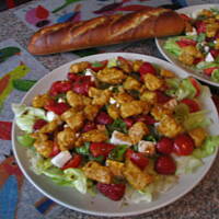 letnia sałatka z kurczakiem, truskawkami i fetą