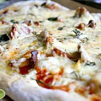 Pizza z kurkami, rozmarynem i sosem czosnkowym