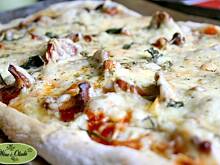 Fot. Monica W&O, Pizza z kurkami, rozmarynem i sosem czosnkowym