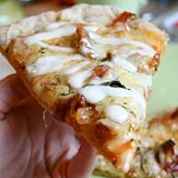 Pizza z kurkami, rozmarynem i sosem czosnkowym