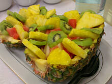 Fot. Mama - Różyczki, Sałatka owocowa w ananasie