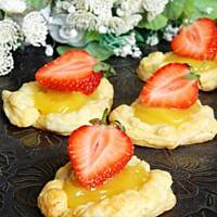 Ciasteczka francuskie z lemon curd i truskawkami