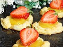 Fot. Mloda, Ciasteczka francuskie z lemon curd i truskawkami