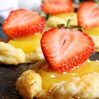 Ciasteczka francuskie z lemon curd i truskawkami