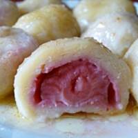 Knedle serowe z truskawkami