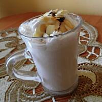 Mleko bananowe z lodami i bitą śmietaną