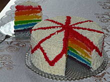 Fot. Delfix, tort tęczowy z lekkim kremem