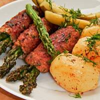 Szparagowe szaszłyki z mieloną wieprzowiną