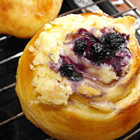 Bułki słodkie z budyniem i jagodami